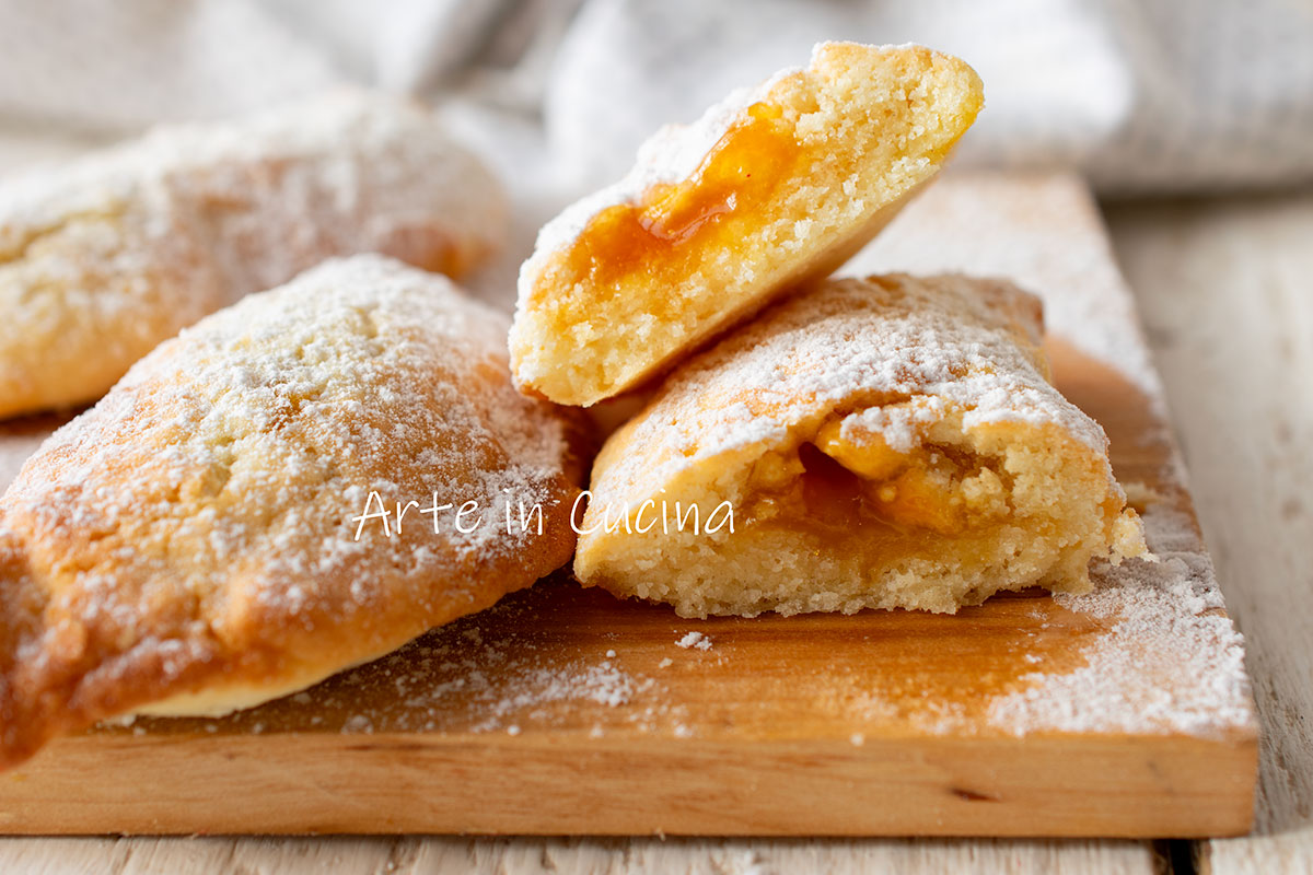 Halvemaanvormige zandkoekjes met jam gevulde koekjes