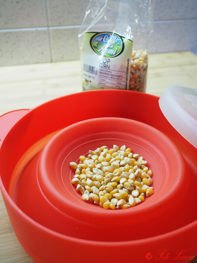 Maïs voor popcorn in de siliconen kom