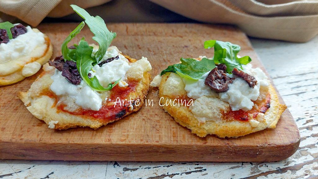 MINIPIZZA'S RICOTTA en OLIJVEN met pancarrè