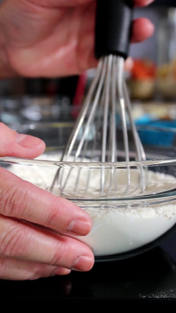 meng de bloem 00, het bakpoeder voor gebak, de vier kruiden en het snufje zout om een bloemmix te maken
