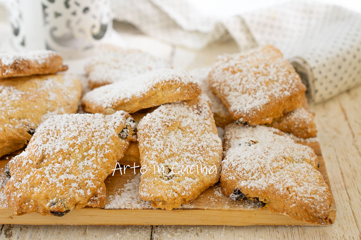 Mostaccioli amandelen en rozijnen kerstkoekjes