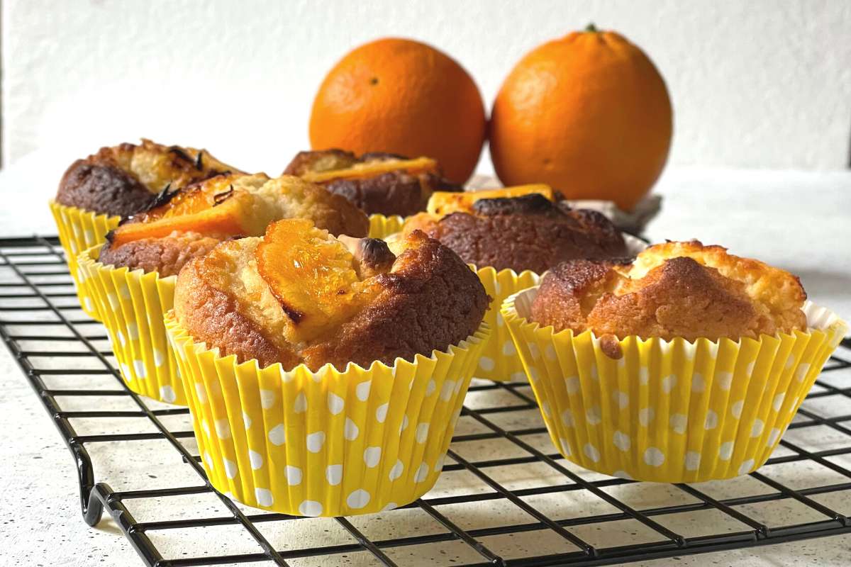 Muffin met witte chocolade en gekonfijte sinaasappel