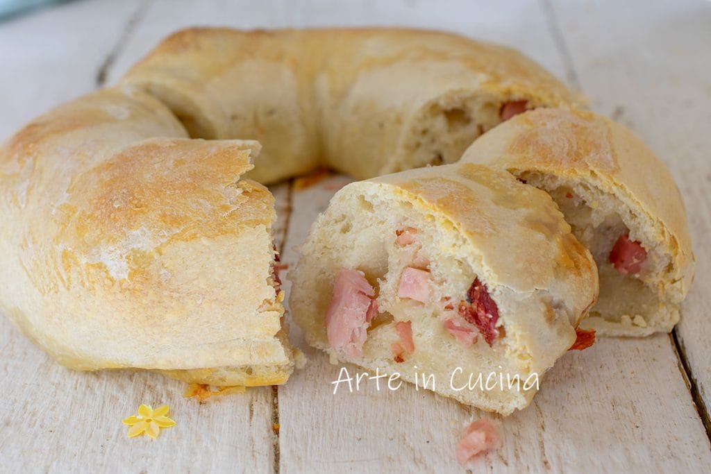 https://blog.giallozafferano.it/vickyart/ricetta-ciambella-salata-con-mortadella-e-provola/