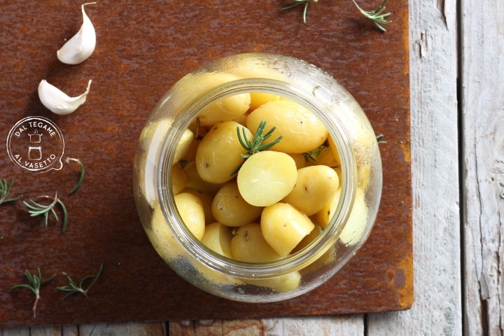 Nieuwe aardappelen in glazen pot koken