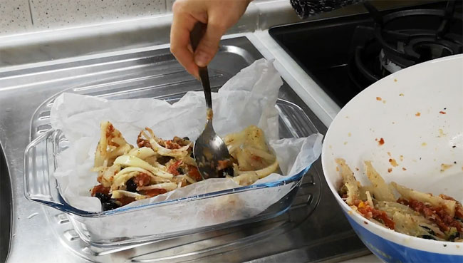 nivelleer de venkel in een bakvorm