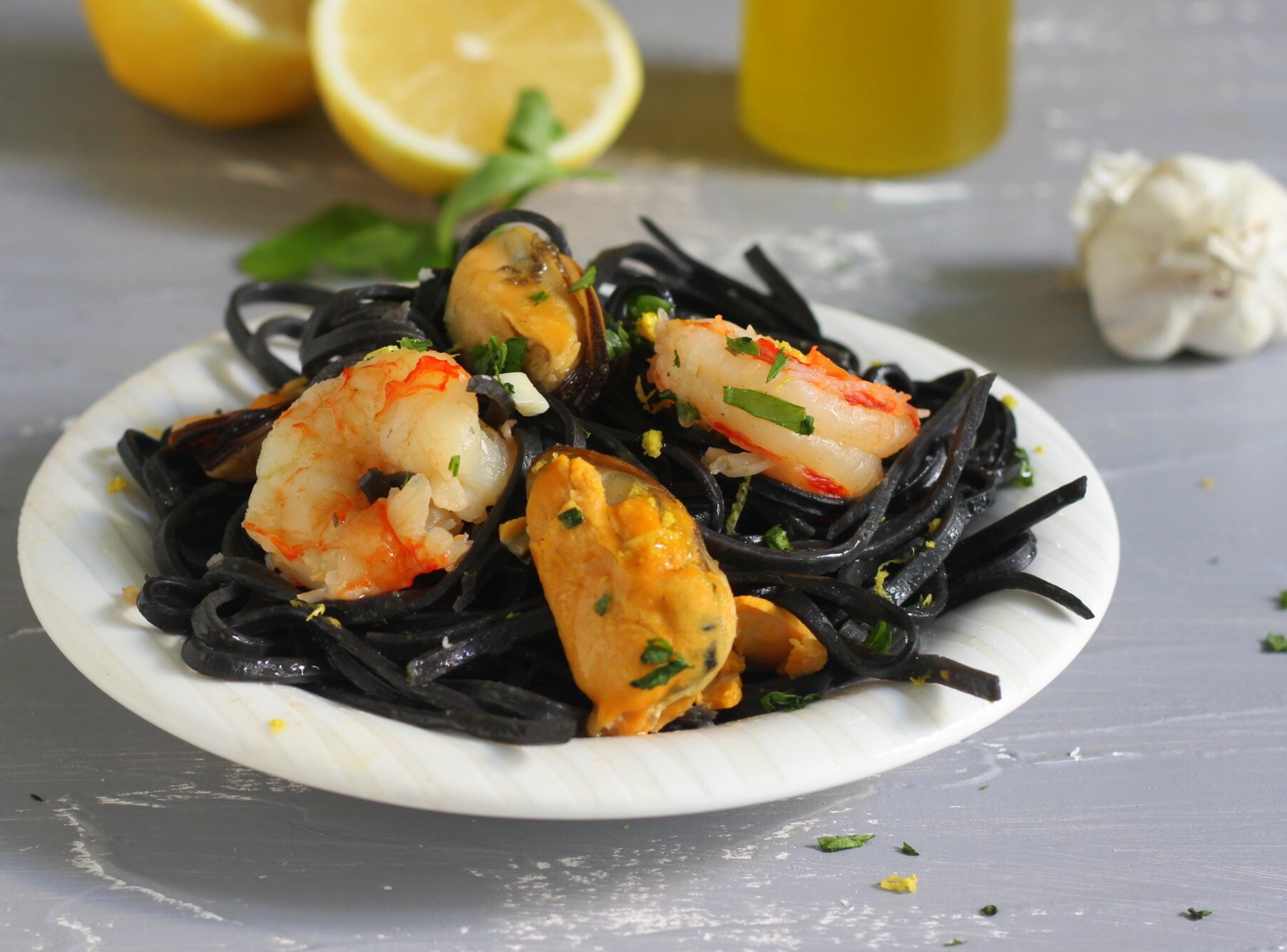 Tagliolini met inktvisinkt mosselen en garnalen