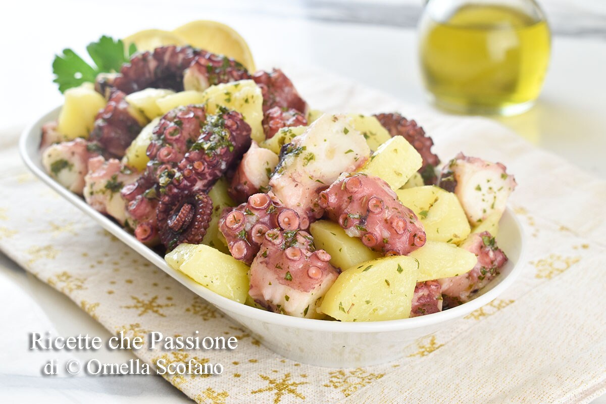 Octopus met aardappelen in salmoriglio, de smaakvollere salade voor Kerstmis