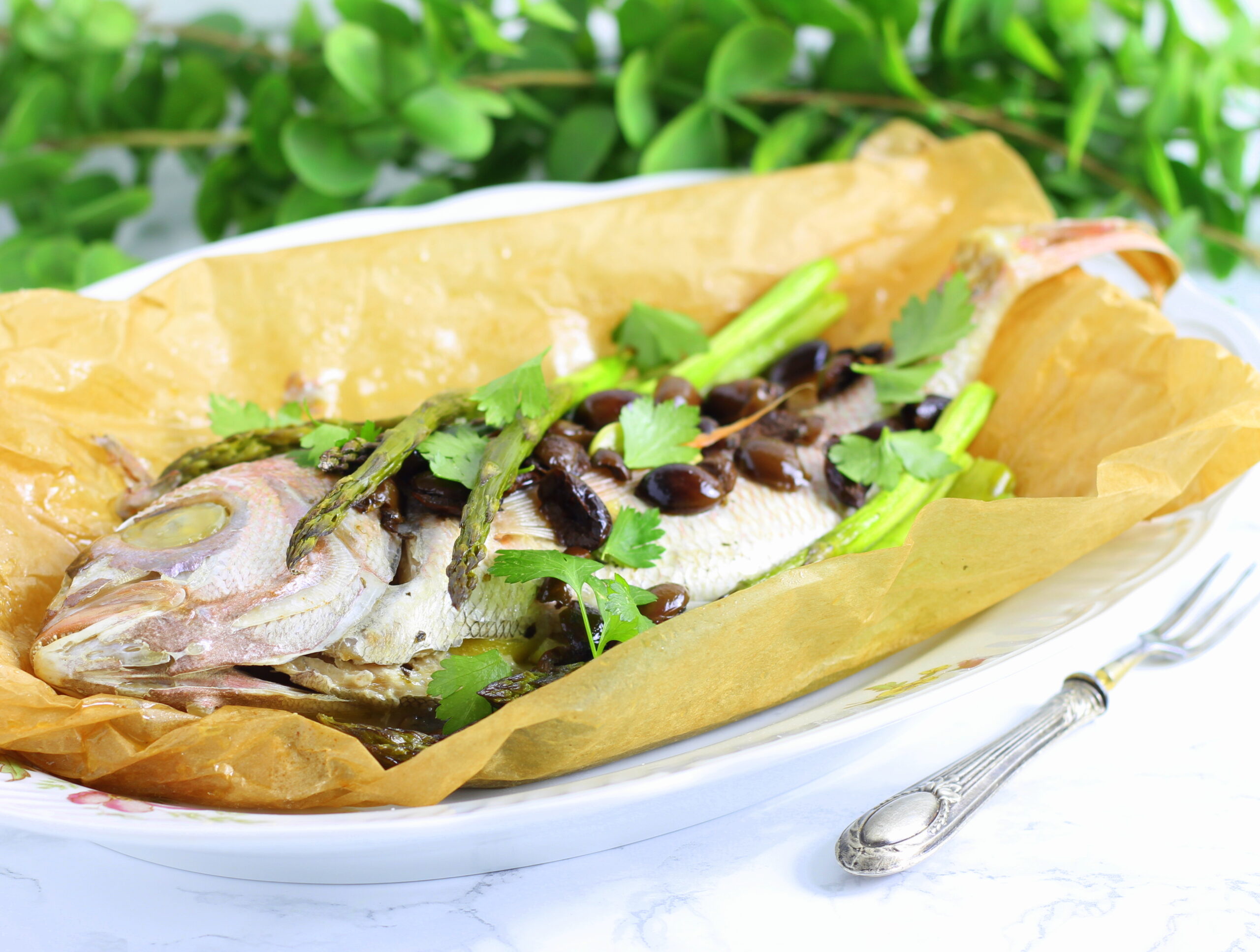 Fragolino in folie met asperges en taggiasche