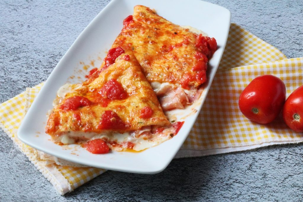 Omelet gevuld met verse tomaat