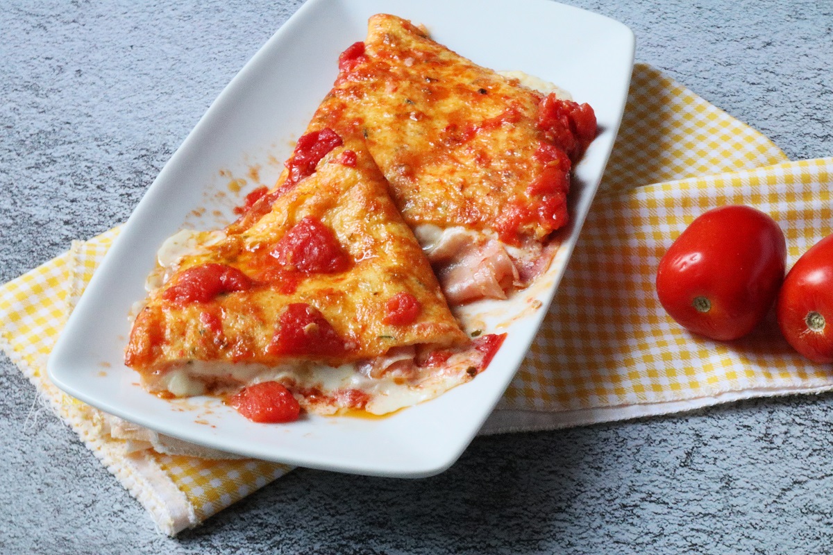 Omelet gevuld met verse tomaat