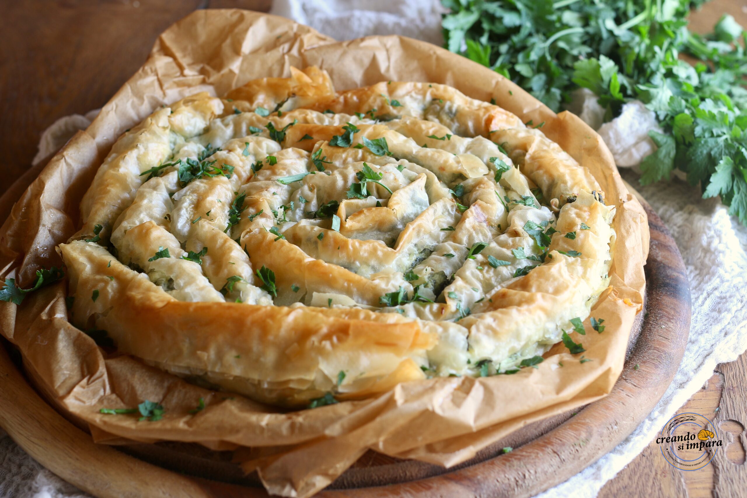 Opgerolde hartige taart met ricotta en spinazie