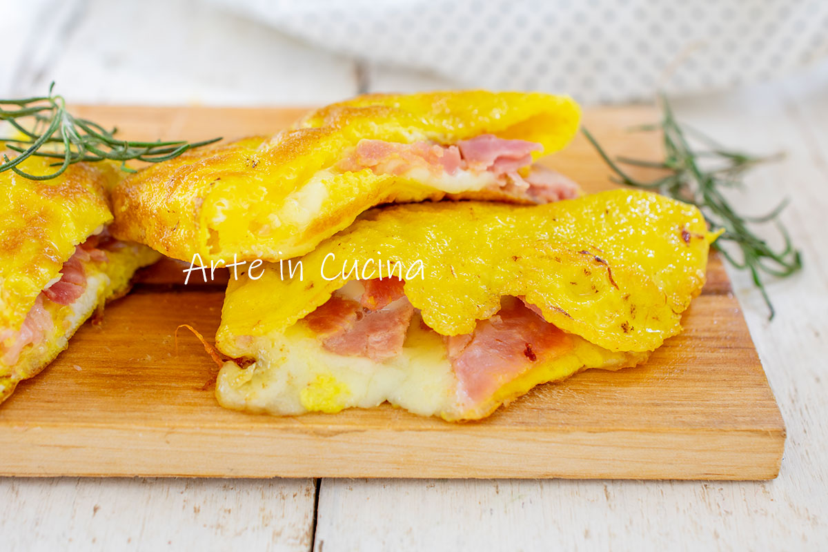 Omeletrol met ham in de pan