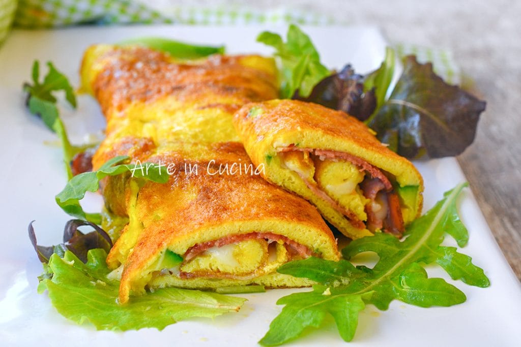 Opgerolde omelet in de pan met spek en courgettes