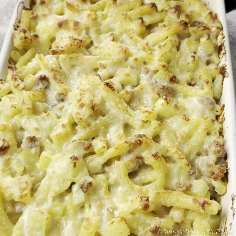 ovenpasta met aardappelen en worst