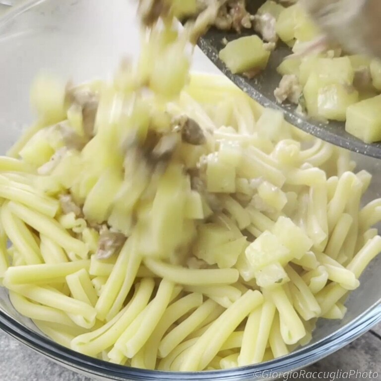 ovenpasta met aardappelen en worst