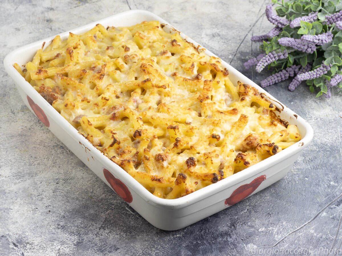 Ovenpasta met aardappelen en worst