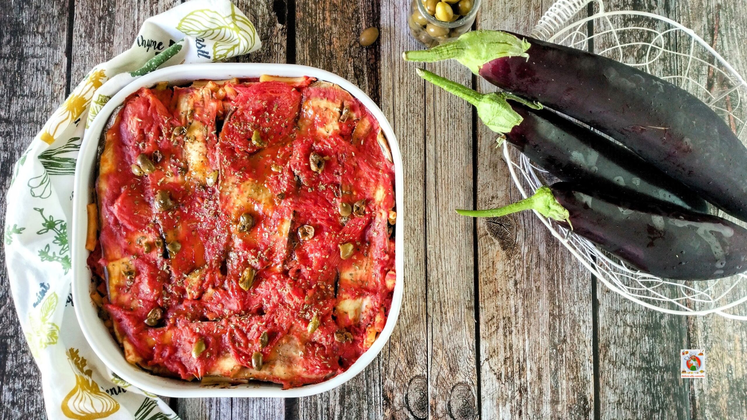 Ovenschotel met aubergines en olijven: mediterrane smaken in een smakelijke en lichte eerste gang die vooraf kan worden bereid
