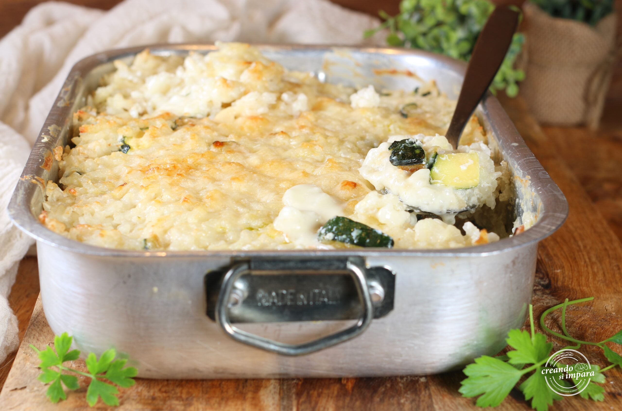 Ovenschotel met rijst, courgette en taleggio