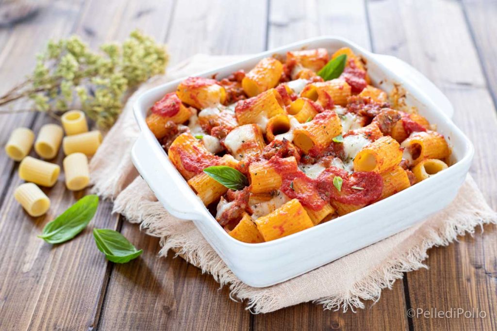 ovenschotel met pasta, worst en mozzarella