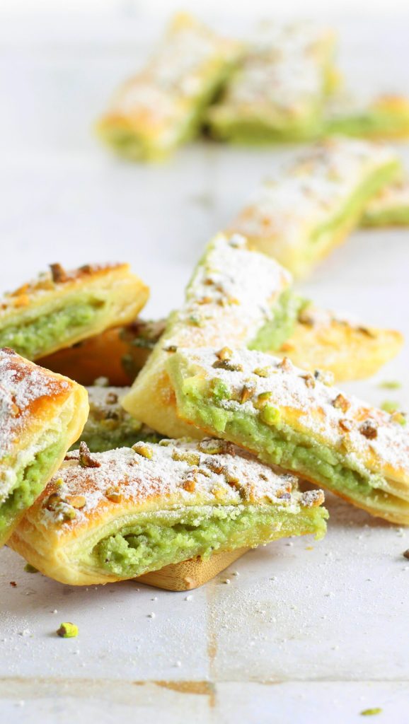 Bladerdeeggebakjes met pistachecrème