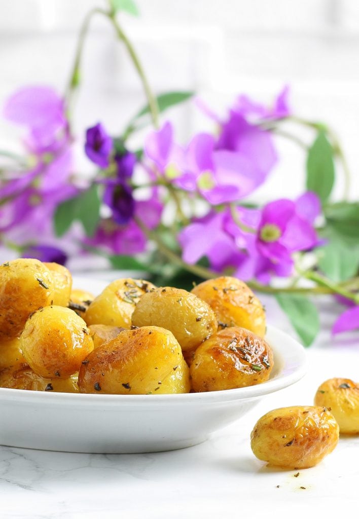 Nieuwe aardappelen gebakken in de pan