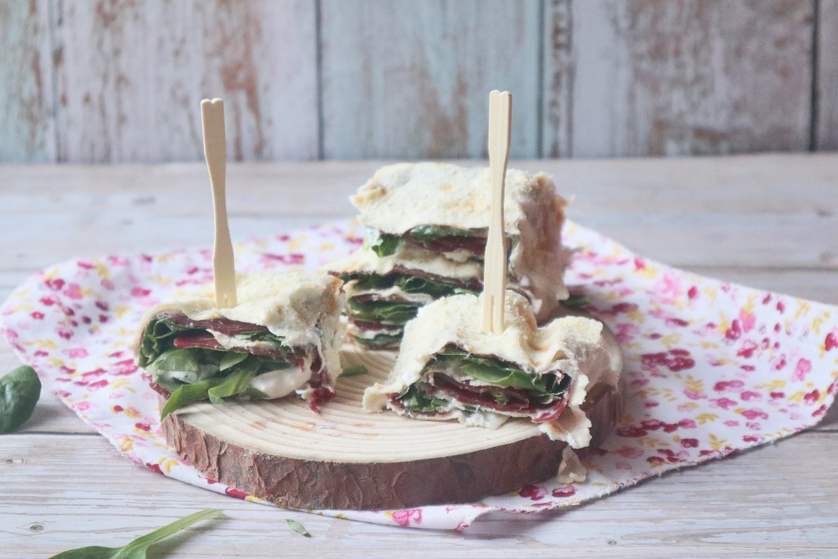 Gevulde carasau broodrolletjes