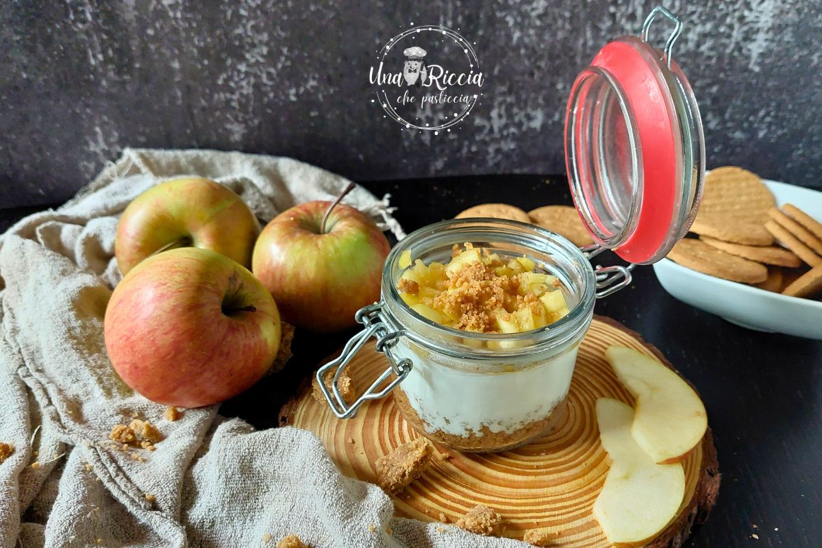 Panna cotta met gekarameliseerde appels en koekjes