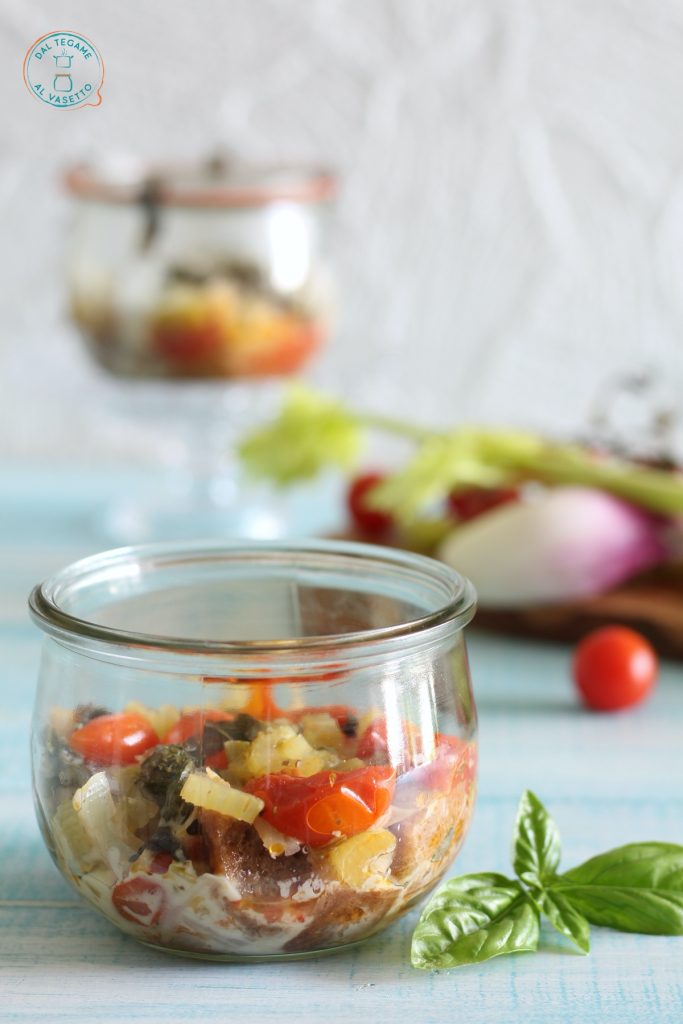 brood, tomaatjes, selderij en kaas om gekookte panzanella in een pot te maken