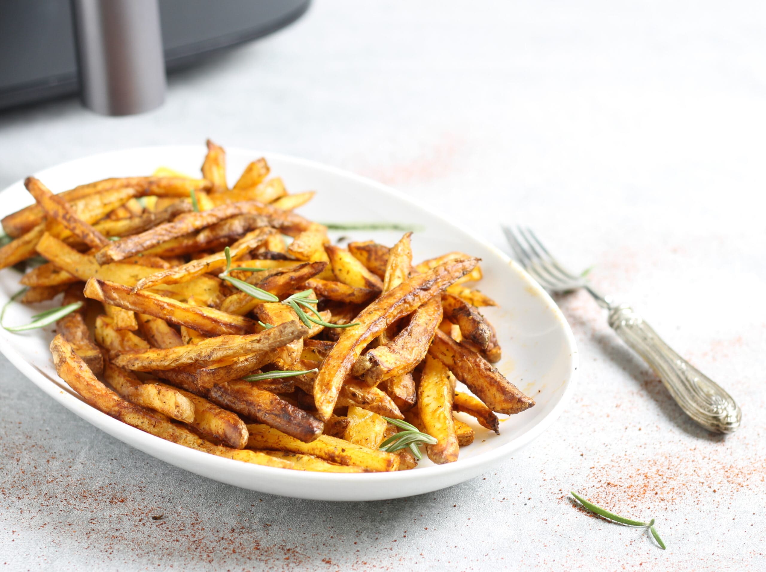 Krokante aardappelen in heteluchtfriteuse met paprika en oregano