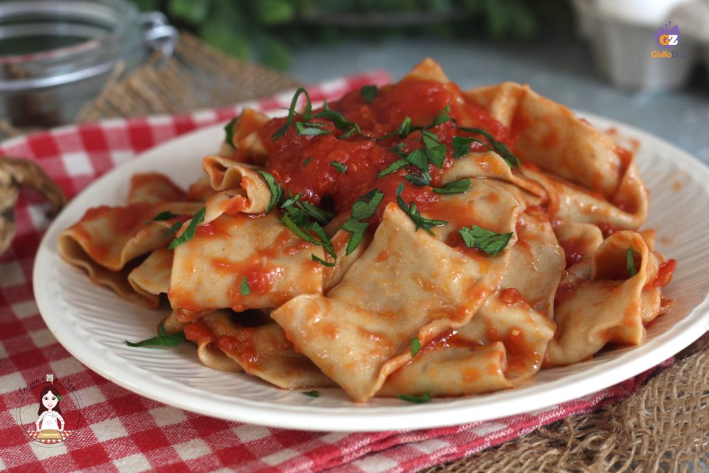 Pappardelle met paddenstoelen en tomaat