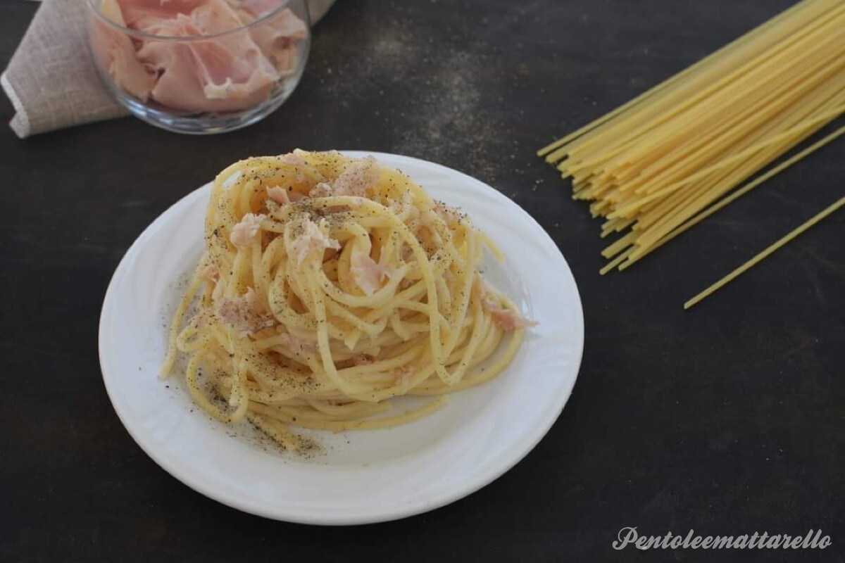 Spaghetti met gekookte ham en bechamelsaus