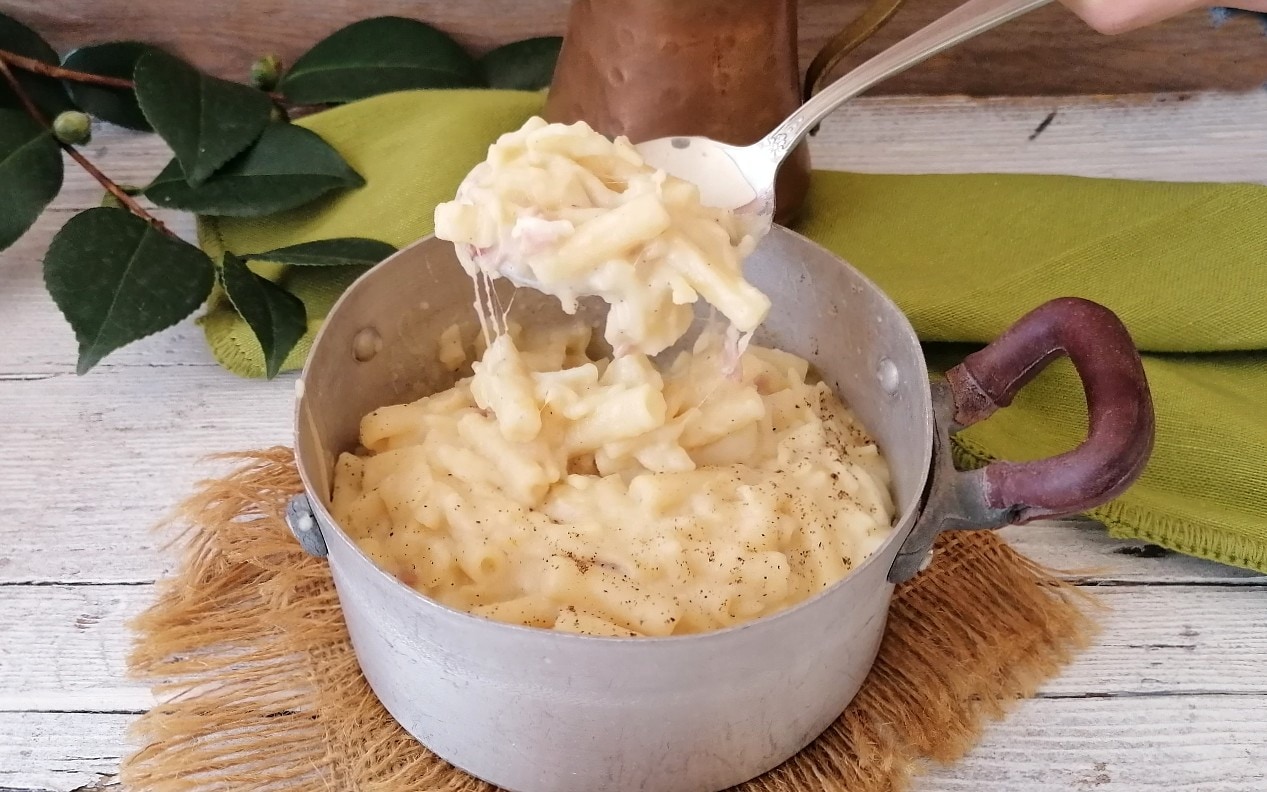 PASTA EN AARDAPPELEN MET PROVOLA OP NAPOLITAANSE WIJZE origineel