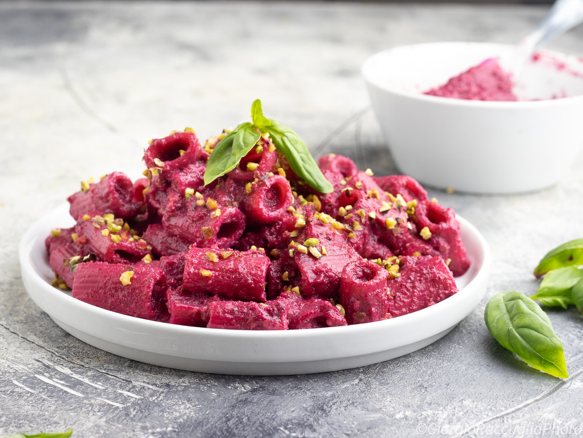 Recept pasta met bietpesto klaar in 5 minuten