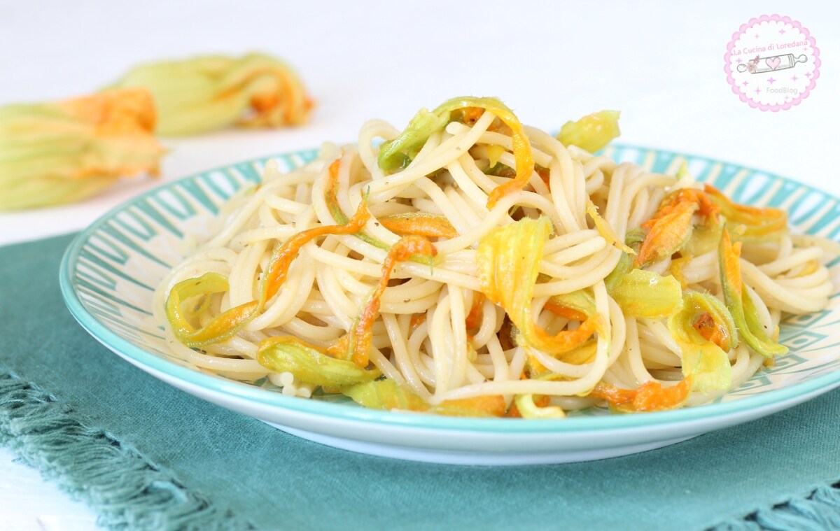 PASTA MET COURGETTEBLOEMEN EN ANSJOVIS het hoofdgerecht dat naar de zomer ruikt