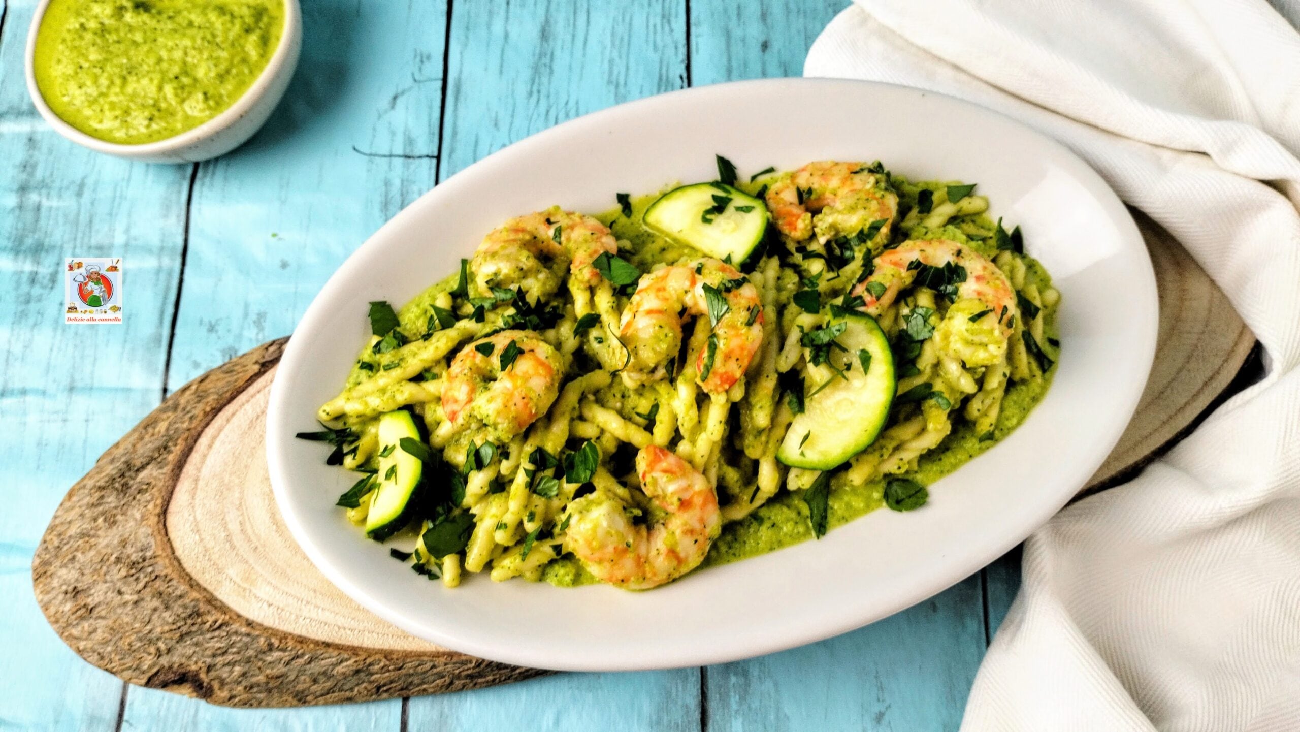 Pasta met garnalen en courgettecrème: een smakelijk zee- en berggerecht, perfect voor elke gelegenheid.