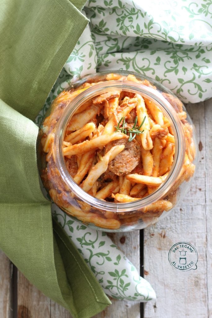 pasta met saus en vlees gekookt in een pot in de magnetron