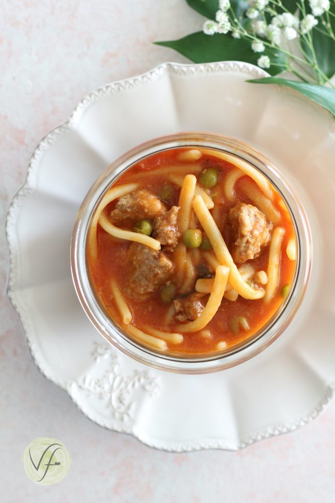 pasta met saus en gehaktballen en erwten gekookt in potkoken in de magnetron