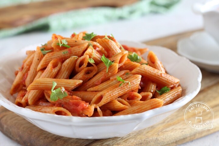 Pasta met tomatensaus in de magnetron