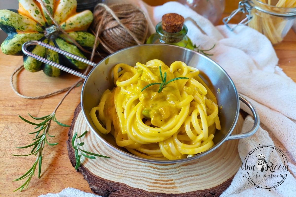 Romige pasta met pompoen en crescenza