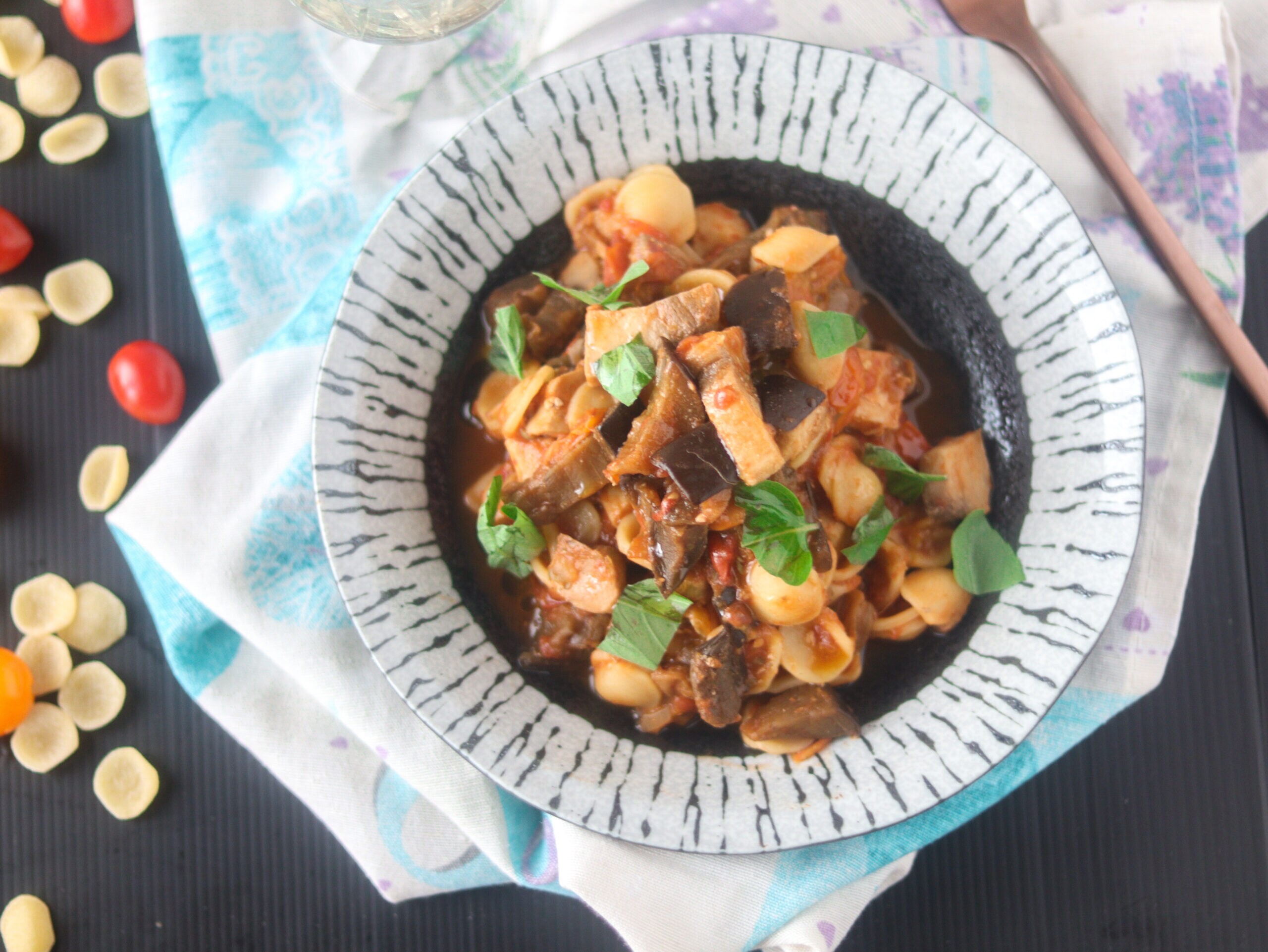 Pasta met zwaardvis en aubergines