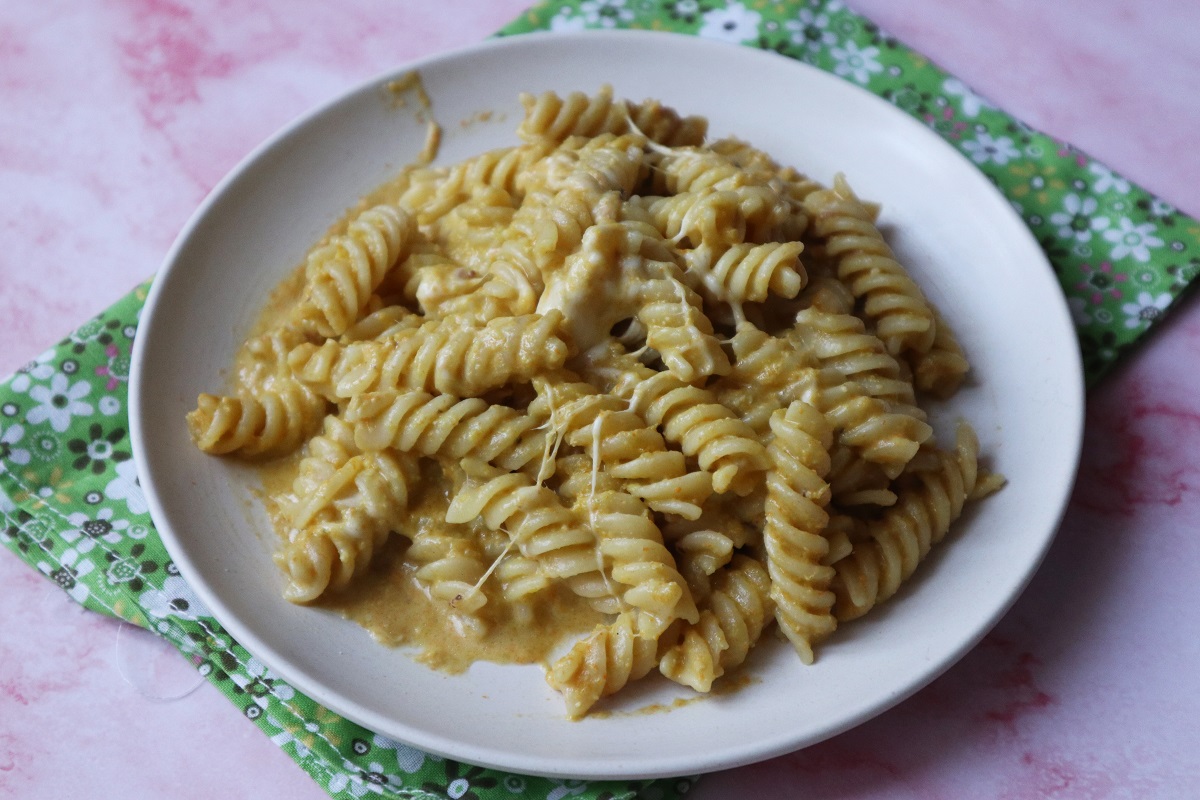 Fusilli met bloemenpesto, ansjovis en mozzarella