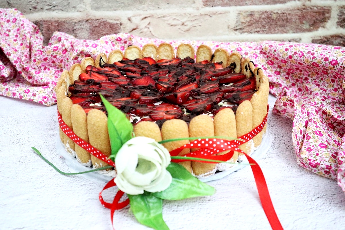 Taart met pavesini en aardbeien