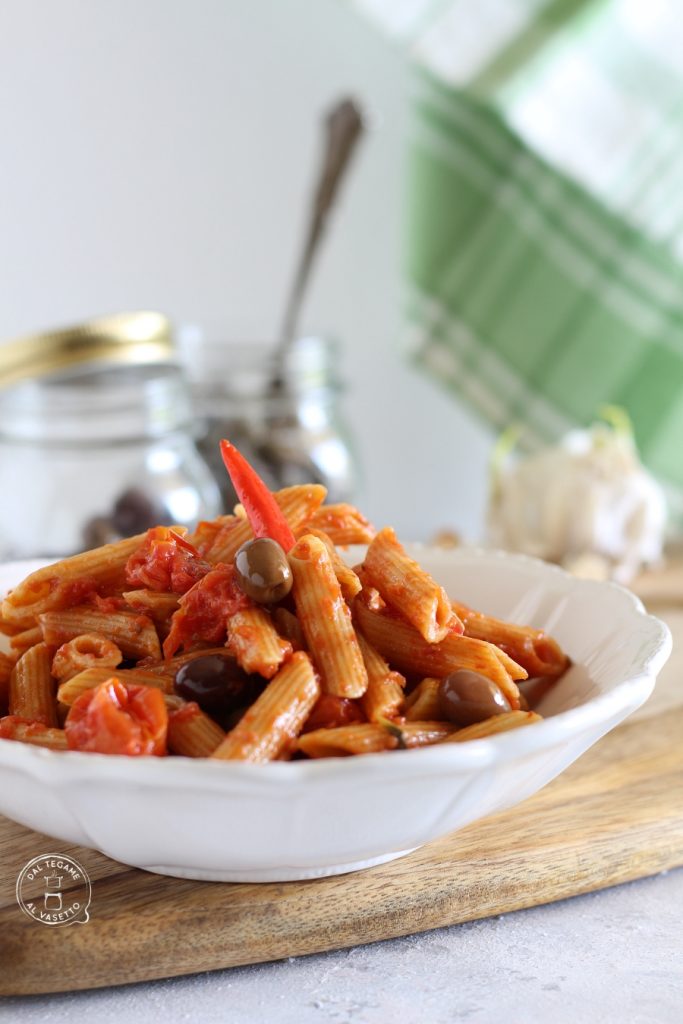 penne pasta met tomaat en pittige olijven gekookt in de instant pot puttanesca recept