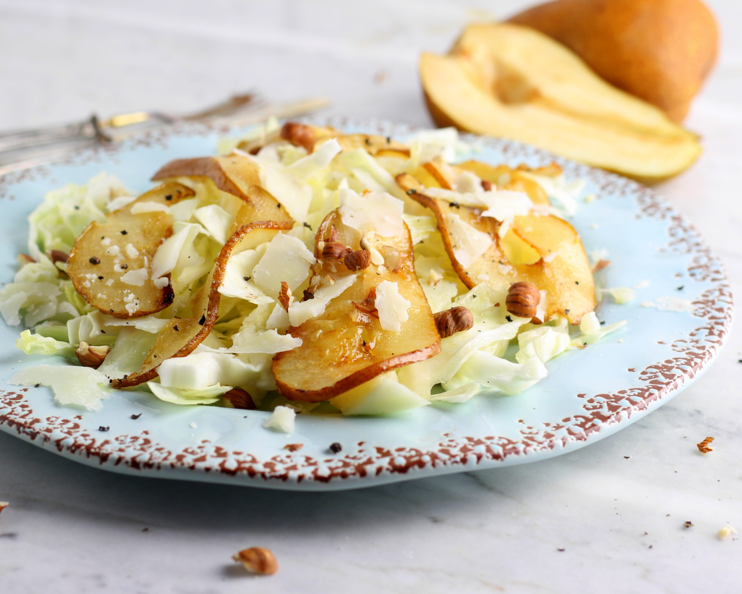 Koolsalade met gekarameliseerde peren