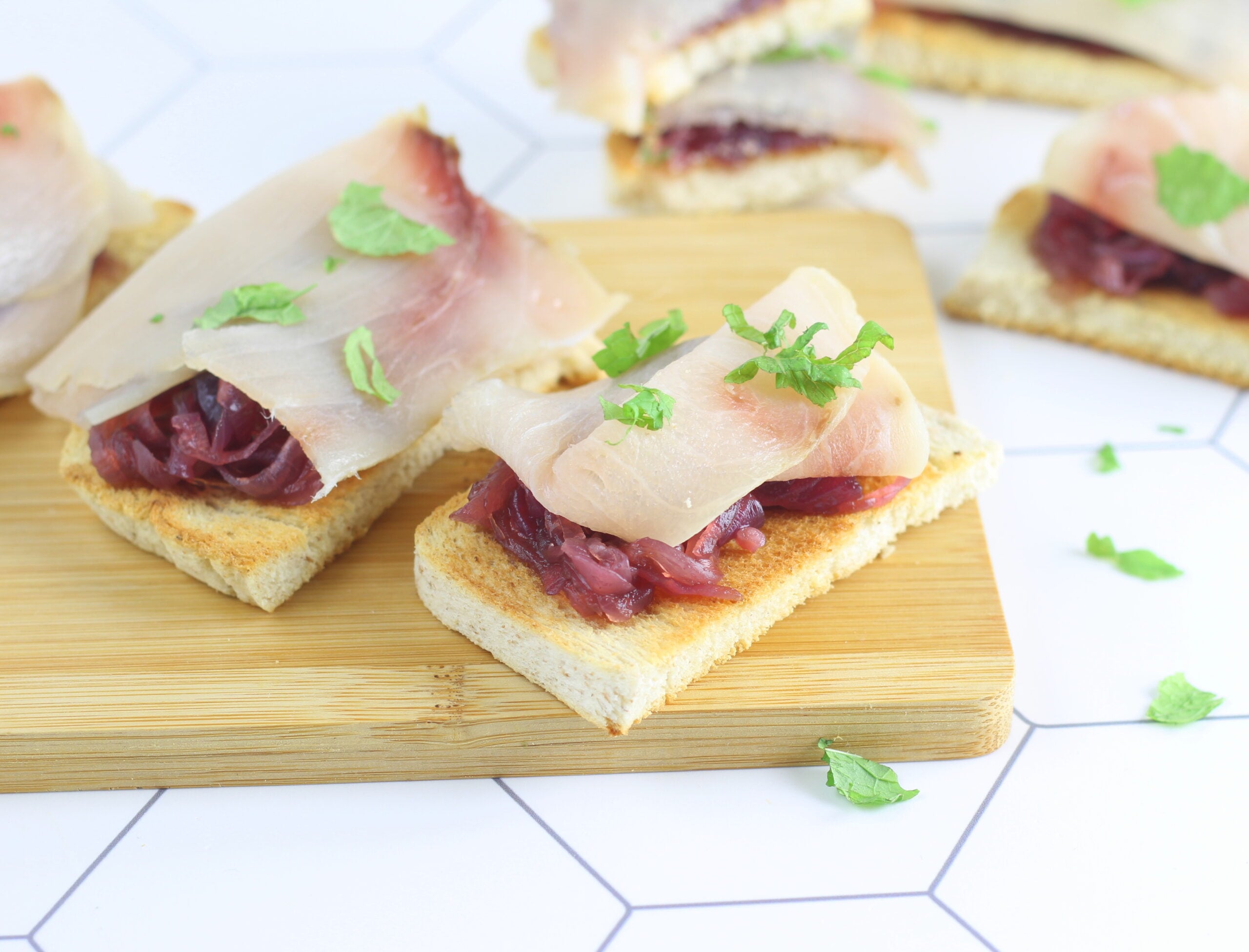 Crostini met gerookte zwaardvis en gekarameliseerde uien