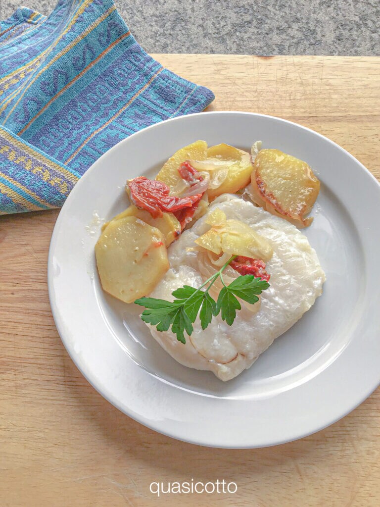 Kabeljauw uit de oven met uien en aardappelen