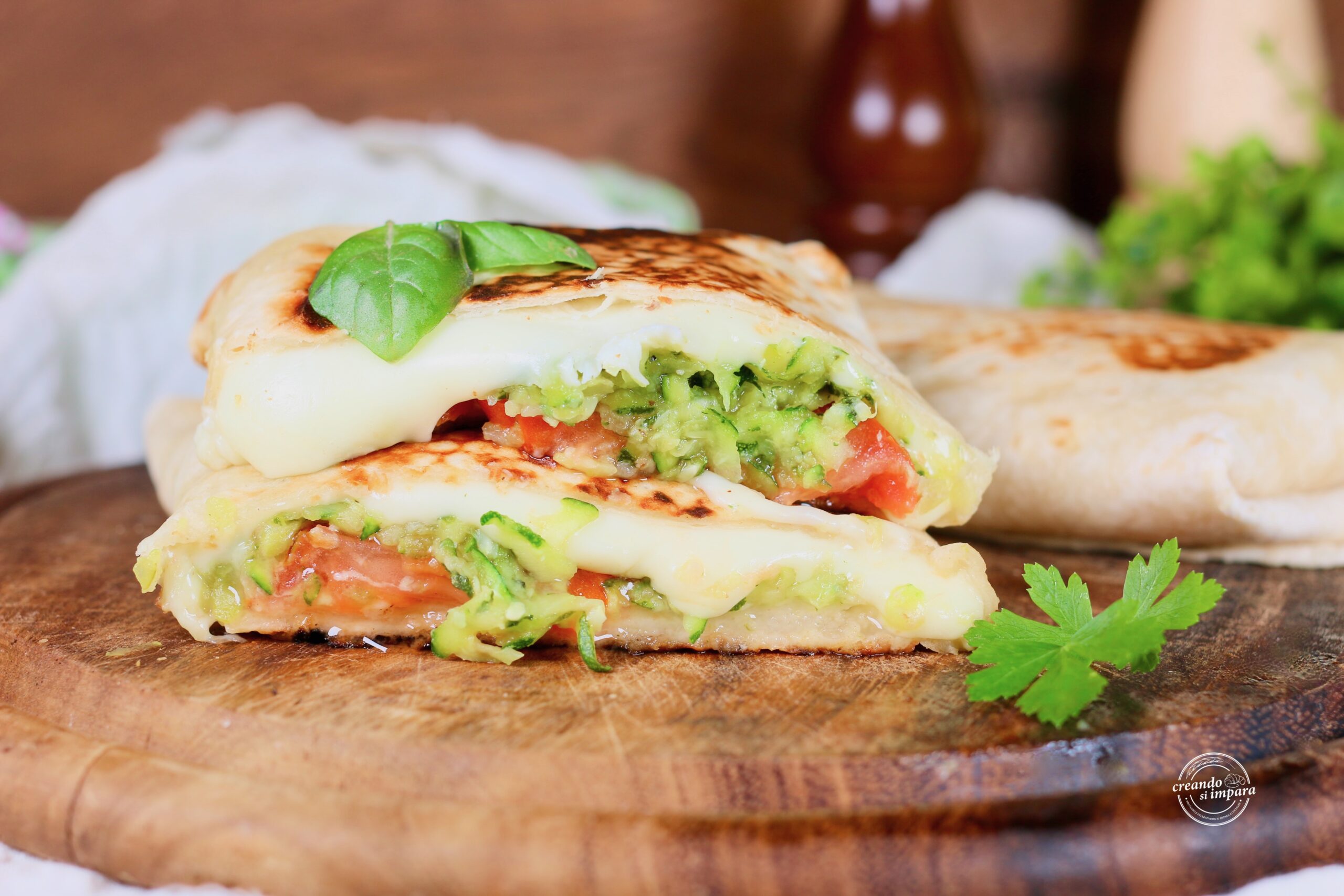 Piadina-pakketjes met courgette en tomaat