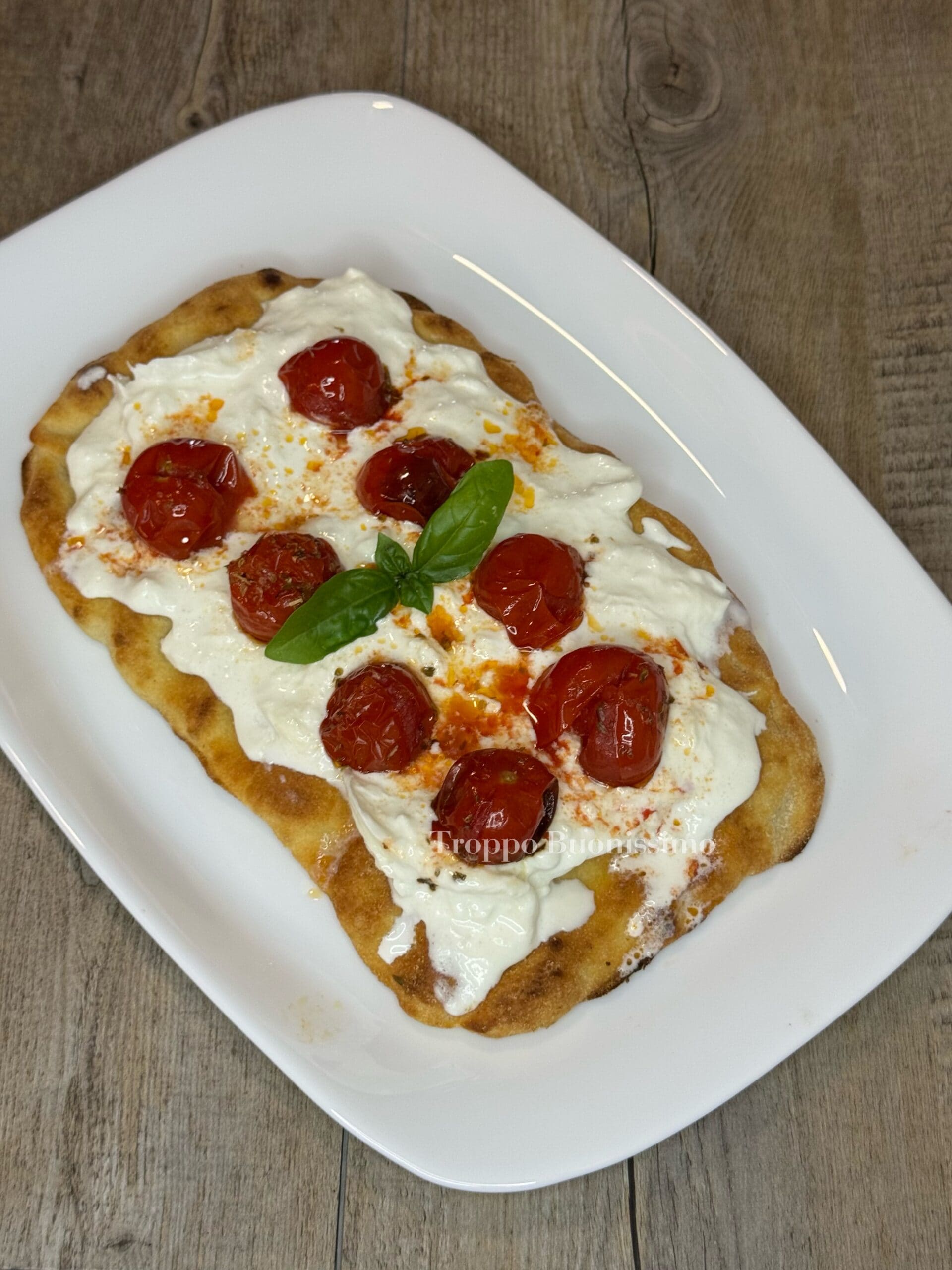 Pinsa met burrata en geroosterde cherrytomaten in de airfryer. Snelle zomerse recept.