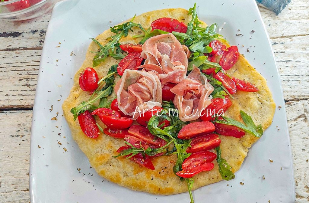 PIZZA 5 MINUTEN in de PAN rauwe ham, cherrytomaatjes en rucola