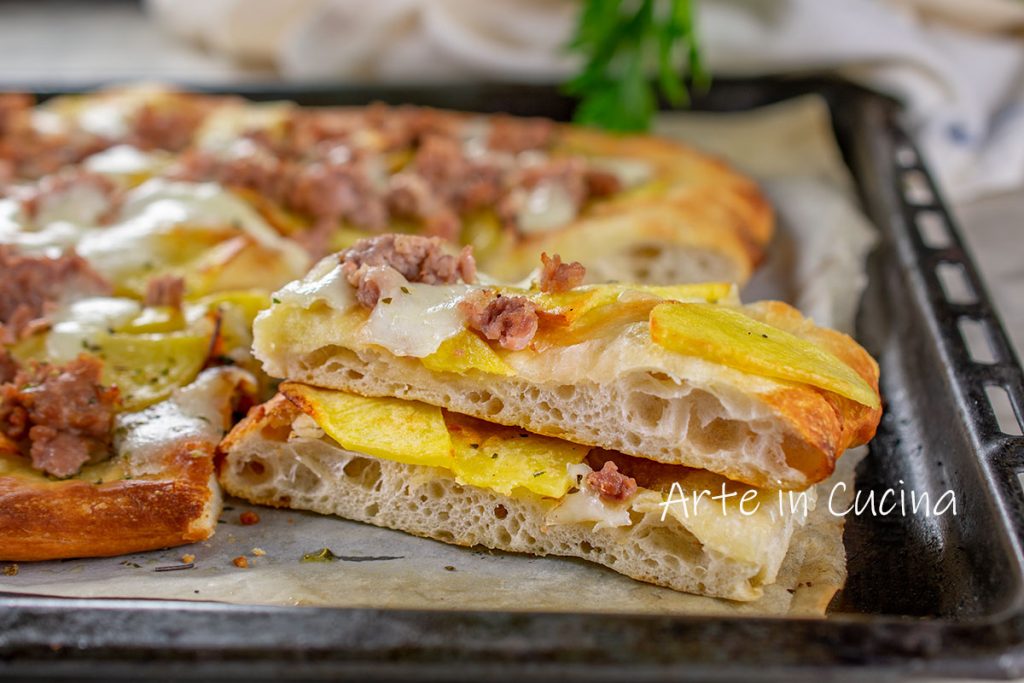 Pizza met aardappelen en geplette worst